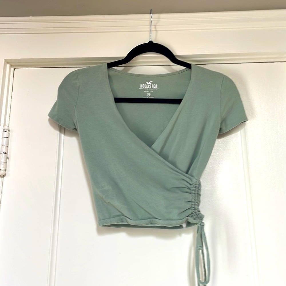 Hollister | must-have collection | baby tee